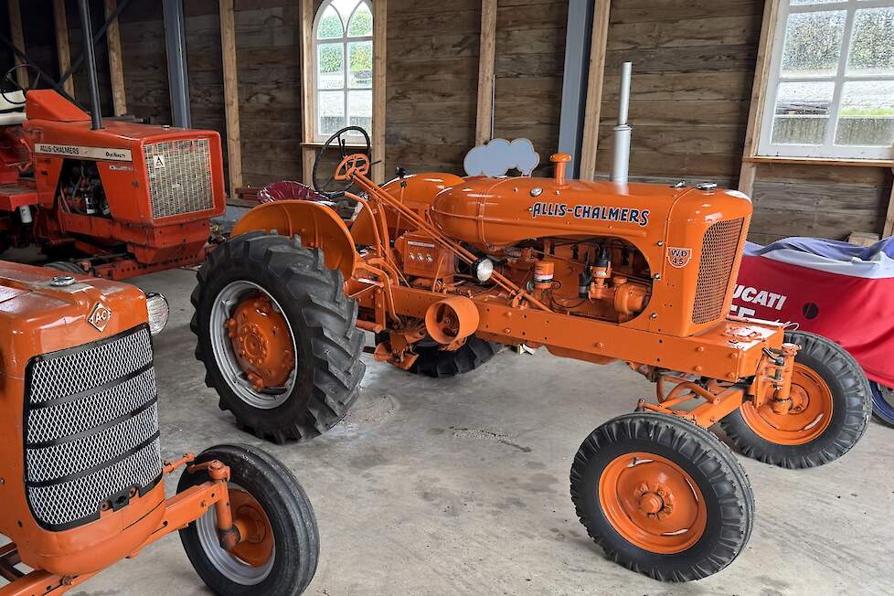 De Allis-Chalmers trekkers van Johan Straver staan in een schuur bij het huis van zijn moeder in Almkerk.