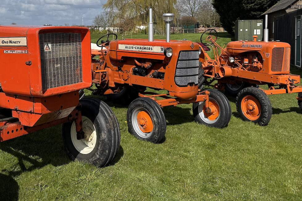 Drie van de vier AC&rsquo;s staan buiten op het grasveld.