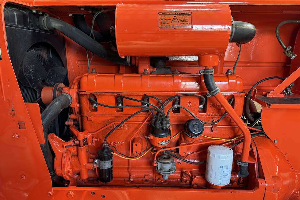 De 6-cilinder benzinemotor van de Allis-Chalmers D19 heeft een vermogen van 85 pk.