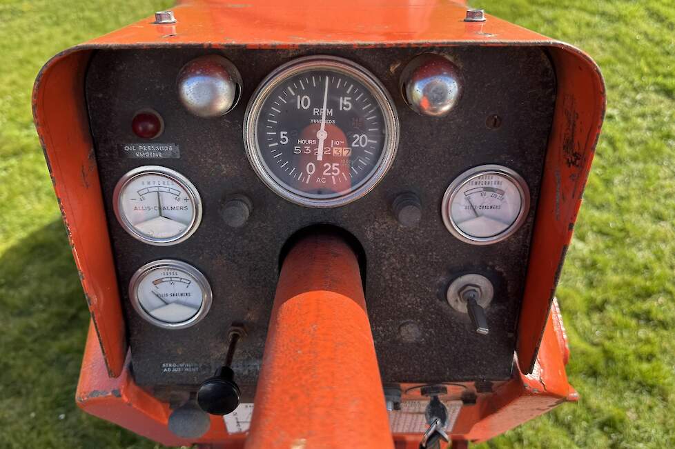 Het dashboard van de One-Ninety met onder meer de toerenteller.