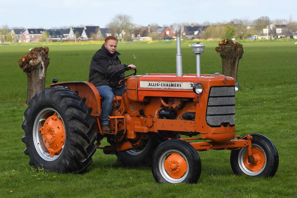 Als je goed kijkt kun je zien dat de motorkap aan de rechterkant van de D17 een andere kleur oranje heeft dan de rest van de trekker.