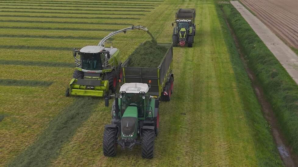 Loonbedrijf Hut aan het grashakselen met de Claas Jaguar 960