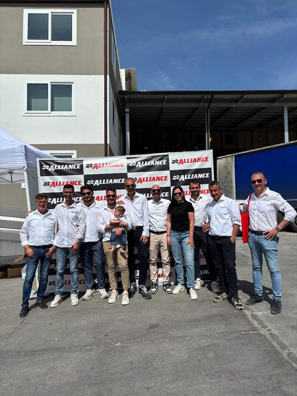 Van links naar rechts: -Lirio Orlando, Olpneus Founder -Francesco Caramanna, Olpneus Import responsible -Giorgio Orlando, Olpneus Finance Director -Francesco Orlando, Olpneus Commercial Director - Massimo Mori, Alliance Country Manager Italy, Israel, Gree