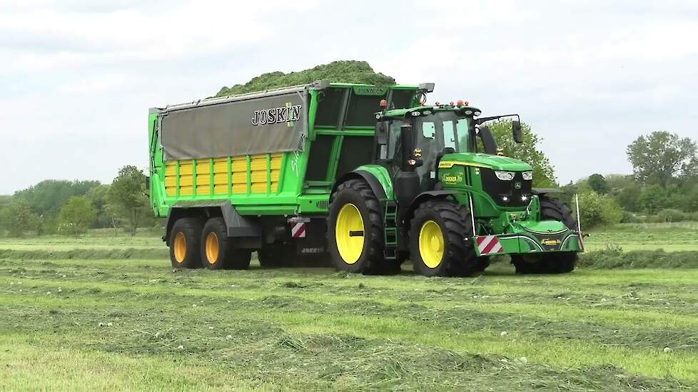 GRAS HAKSELEN MET EEN JOHN DEERE 8600 I JOHN DEERE 7270 R JOSKIN
