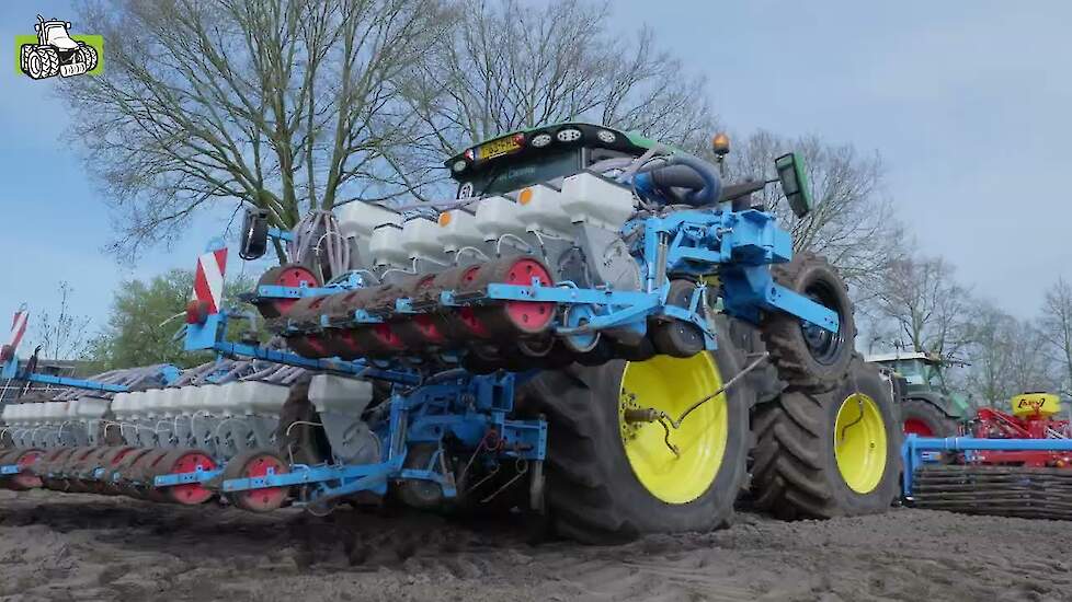 Opklapbare Monosem MS A Uienzaaier met een werkbreedte van 6,75 meter