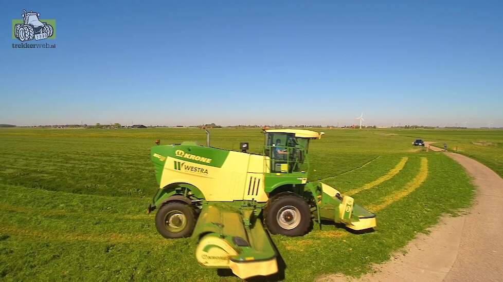 Nieuwe Krone BiG M 450 in het gras Trekkerweb