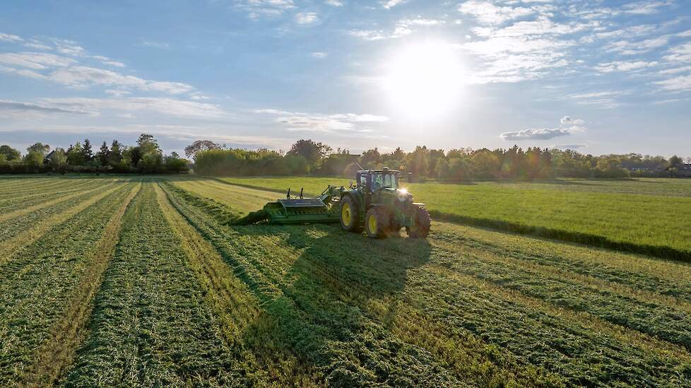 Krone Swativo T 1040 Pro_3 De mechanische ontlasting van de pick-up en de hydraulische aanpassing van de bodemdruk van de opname-units zorgen ervoor dat de hark ook bij moeilijke bodemomstandigheden schoon en verliesvrij werkt.