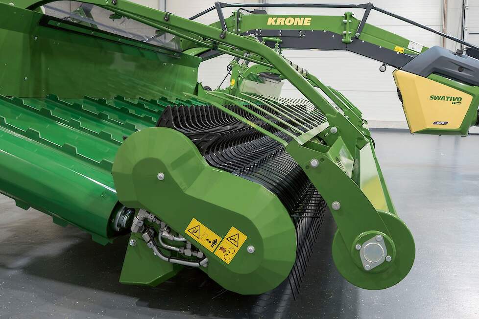KroneSwativo T 1040 Pro_2 Het door de EasyFlow pick-up opgenomen oogstgoed wordt door de FlexFlow rotor actief en zonder in elkaar draaien naar de 1,2 m brede band gevoerd, waardoor een zeer constante en verliesarme gewasstroom verzekerd is.