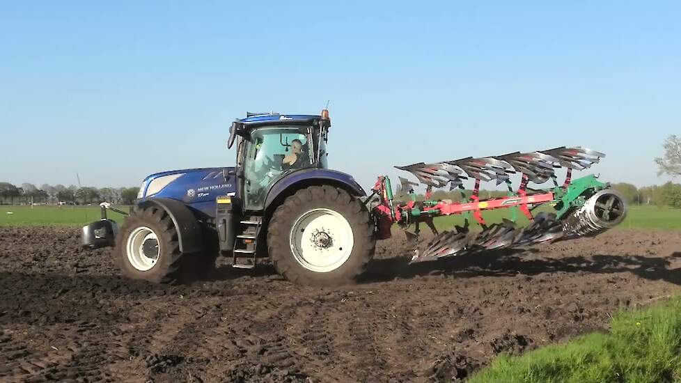 Bouwland ploegen met New Holland T 7.175 en vierschaar wentelploeg