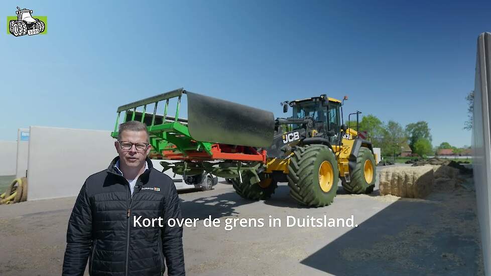 Goed gras inkuilen begint bij de juiste verdeling - Holaras Jumbo kuilverdeler aan shovel